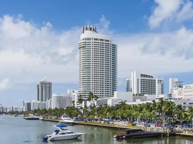 How Seasonal Tourism Shapes Florida Restaurant Operations